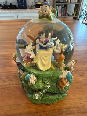 Disney Musical Snow Globe Snow White Seven Dwarfs Prince "Playful Melody"